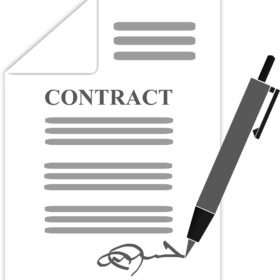foglio con su scritto CONTRACT e penna che firma