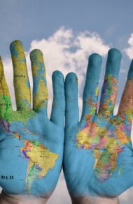 palmi di mani con disegnato il mondo